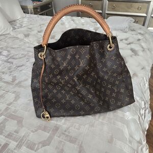Louis Vuitton Artsy MM hobo bag in monogram canvas with natural cowhide leather